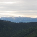 01 Bucegii vazuti din Iezer